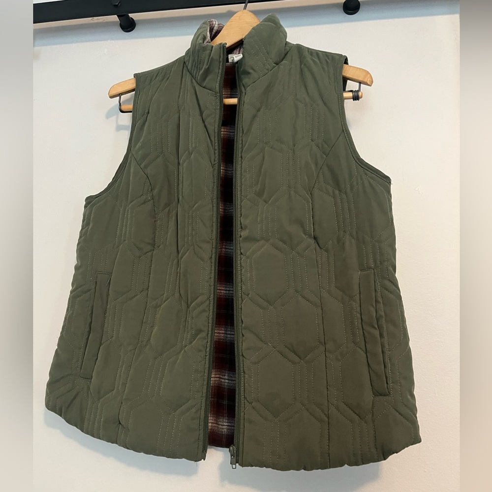 Women’s Quilted Green Puffer Vest with maroon plaid flannel inside. Size M.